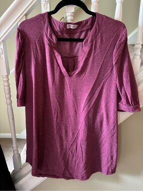Women's Short-Sleeve V-Neck Top in Mauve